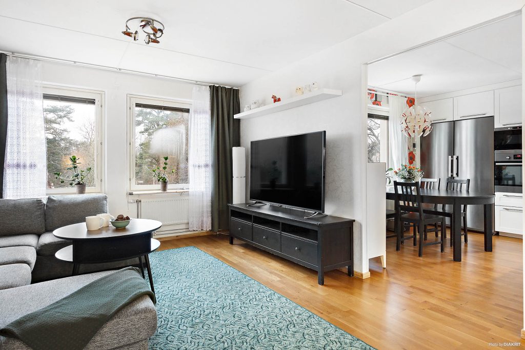 ommalning lagenhet fargsattning tapetsering snickeri garderob brf rotsunda sollentunga celsings vag stockholm